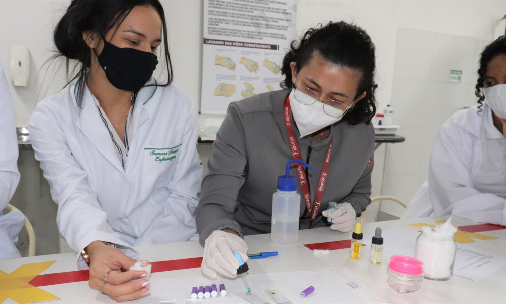 Turma especial da Edufor tem aula prática de Embriologia e Genética