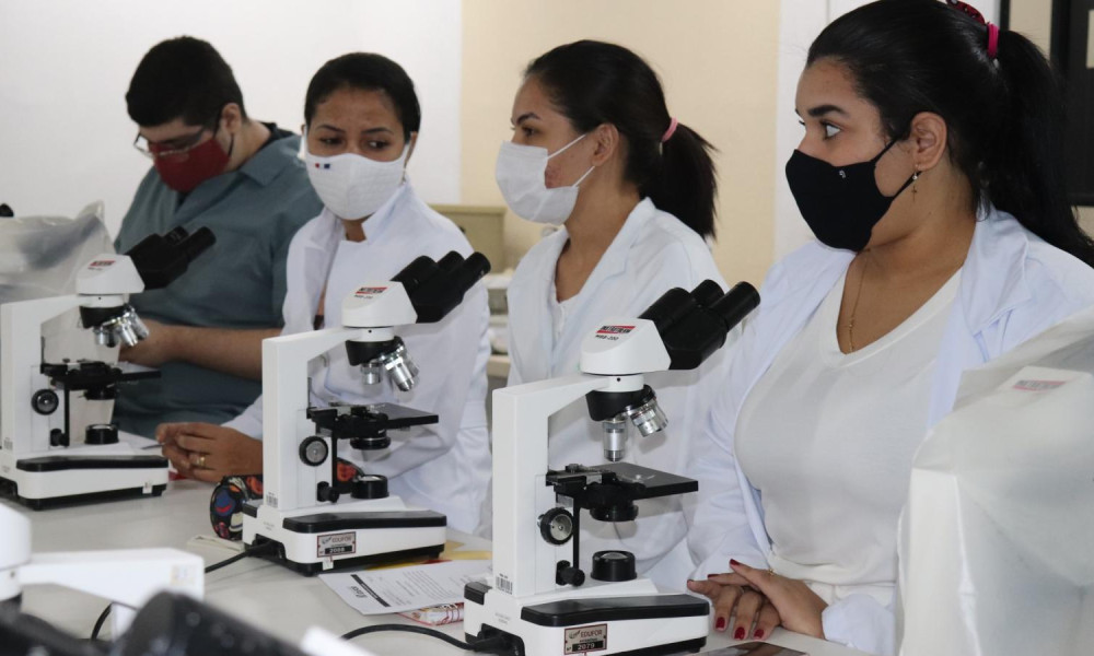 Alunos do 2º período de Fisioterapia têm aula prática de Introdução à Microscopia