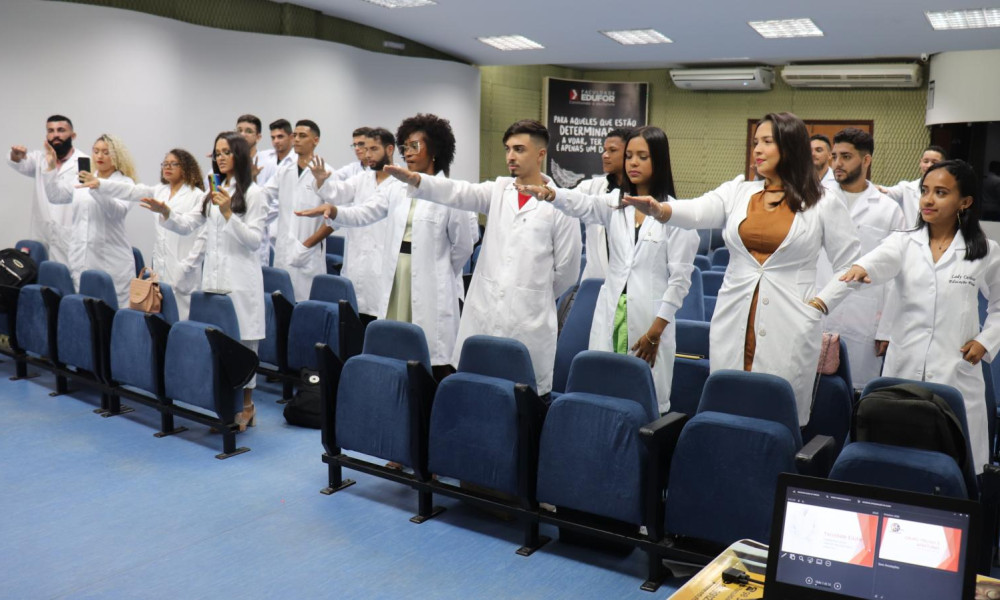 Alunos do  curso de Educação Física Participam da Cerimônia do Jaleco